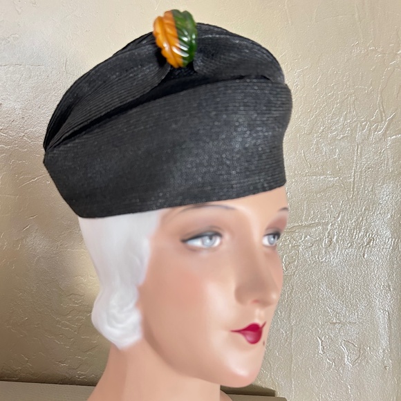 PRECIOUS FRENCH 1930s BLACK STRAW MILITARY STYLE CAP + STUNNING BAKELITE BROOCH main image 10